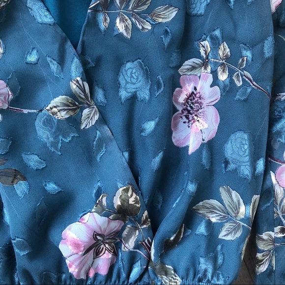 SOLD • ASTR THE LABEL Surplice Cut Velvet Top NWOT - Picture 3 of 7